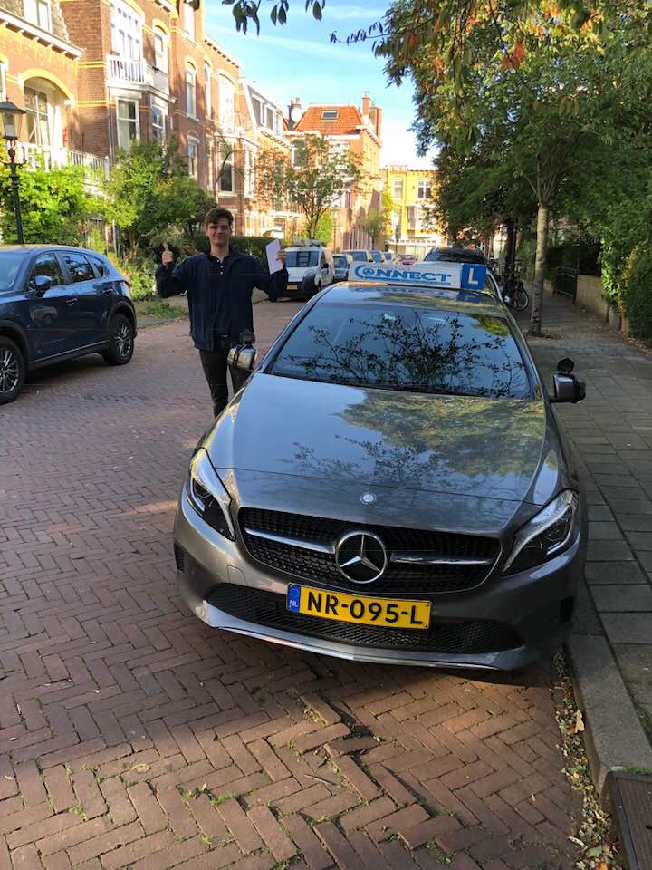 Claes Smallenbroek is geslaagd voor zijn rijbewijs!